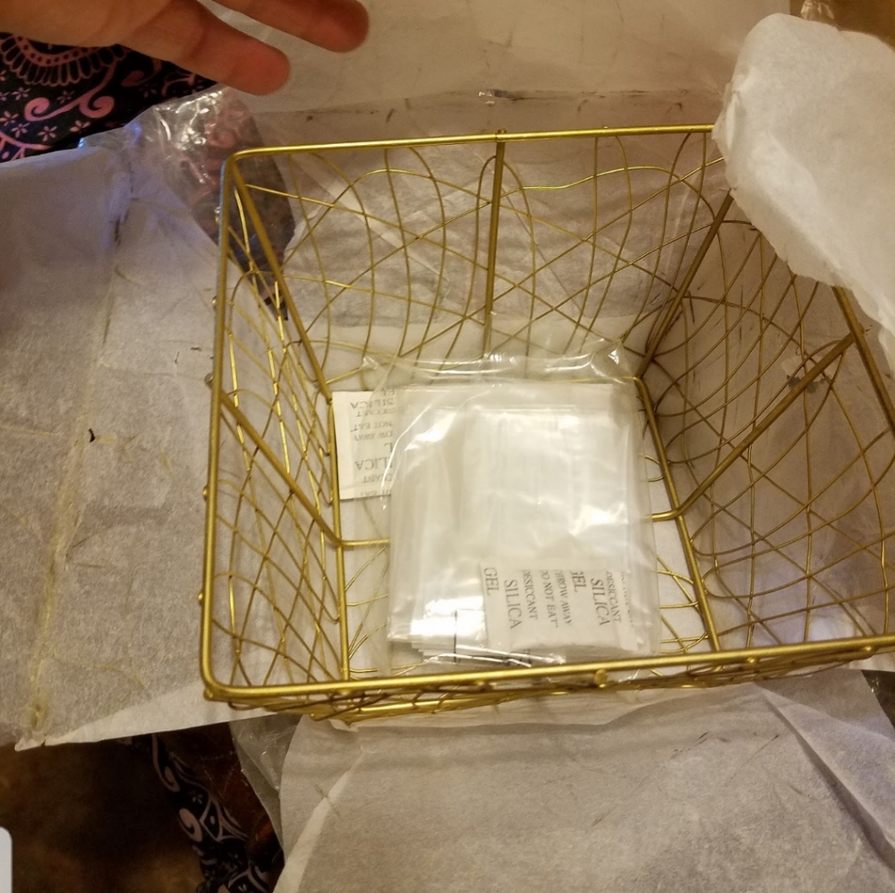 Avon gold gift basket
Includes wire gift basket, c